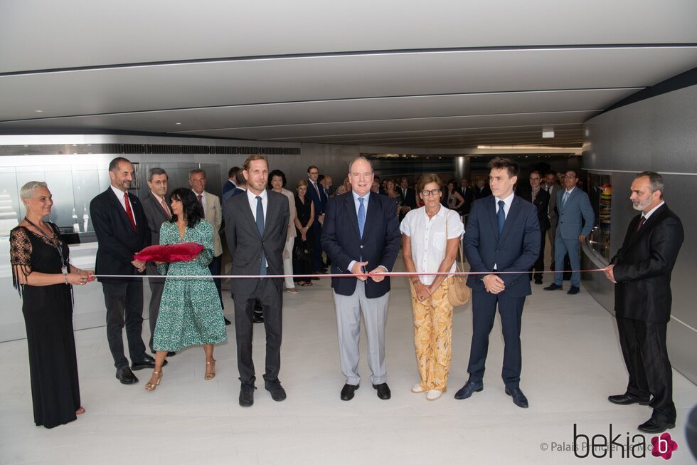 Alberto y Estefanía de Mónaco, Andrea Casiraghi y Louis Ducruet cortando la cinta inaugural del Museo de la Colección de Automóviles del Príncipe de Mónaco