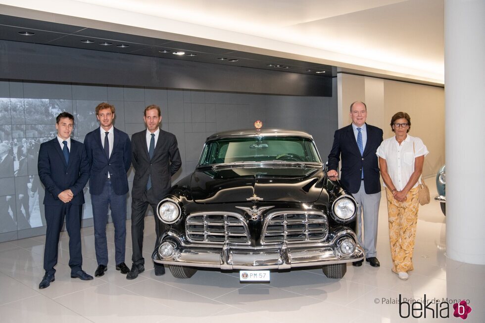 Louis Ducruet, Pierre Casiraghi, Andrea Casiraghi, Alberto de Mónaco y Estefanía de Mónaco en el Museo de la Colección de Automóviles del Príncipe de Mónac
