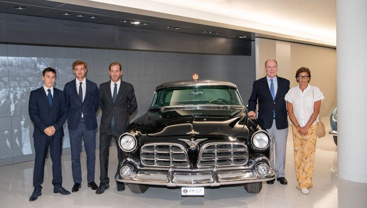 Louis Ducruet, Pierre Casiraghi, Andrea Casiraghi, Alberto de Mónaco y Estefanía de Mónaco en el Museo de la Colección de Automóviles del Príncipe de Mónac