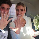 Teresa Andrés Gonzalvo e Ignacio Ayllón enseñando su anillo de casados