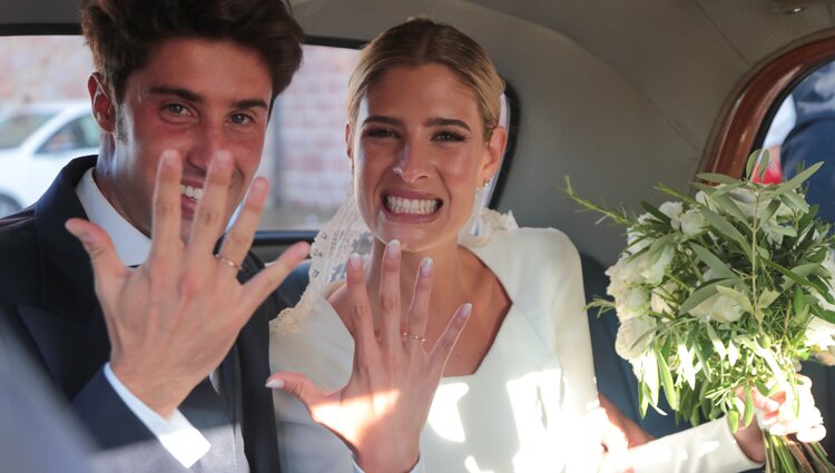 Teresa Andrés Gonzalvo e Ignacio Ayllón enseñando su anillo de casados