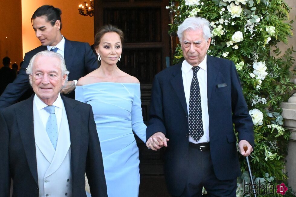 Isabel Preysler y Mario Vargas Llosa de la mano en la boda de Álvaro Castillejo y Cristina Fernández