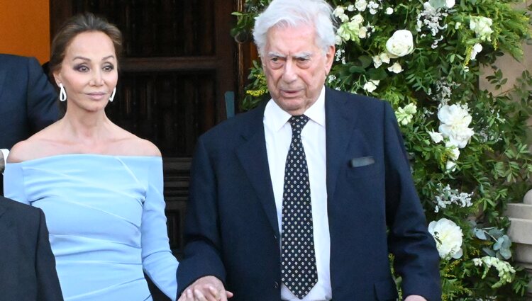 Isabel Preysler y Mario Vargas Llosa de la mano en la boda de Álvaro Castillejo y Cristina Fernández