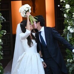 Álvaro Castillejo y Cristina Fernández besándose tras darse el 'sí, quiero'