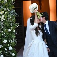 Álvaro Castillejo y Cristina Fernández besándose tras darse el 'sí, quiero'