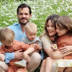 Carlos Felipe y Sofia de Suecia con sus tres hijos en su posado de verano 2022