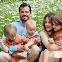 Carlos Felipe y Sofia de Suecia con sus tres hijos en su posado de verano 2022