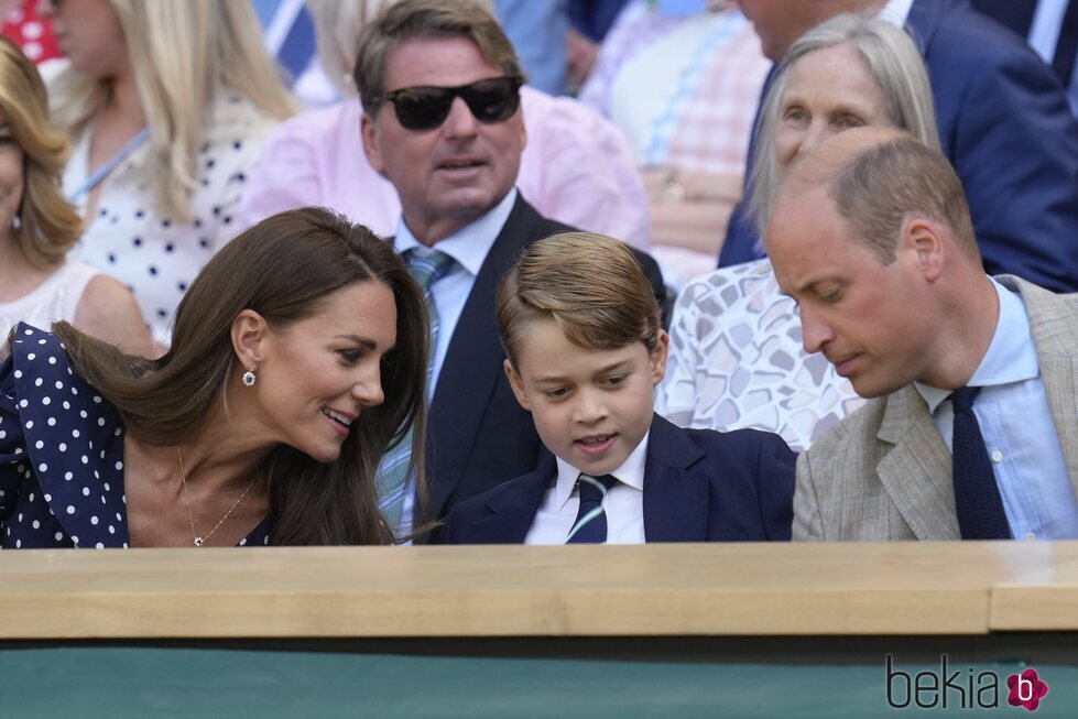El Príncipe Guillermo y Kate Middleton y el Príncipe George en la final de Wimbledon 2022