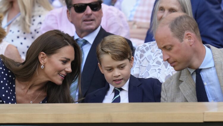 El Príncipe Guillermo y Kate Middleton y el Príncipe George en la final de Wimbledon 2022