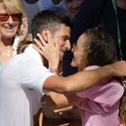 Novak Djokovic y Jelena Ristic besándose en la final de Wimbledon 2022