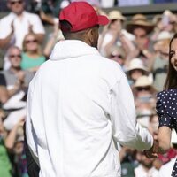 Kate Middleton entrega su trofeo de finalista a Nick Kyrgios en la final de Wimbledon 2022