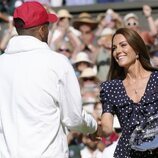 Kate Middleton entrega su trofeo de finalista a Nick Kyrgios en la final de Wimbledon 2022