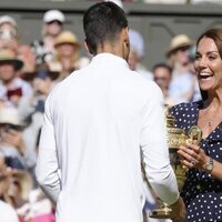 Kate Middleton entrega su trofeo de ganador a Novak Djokovic en la final de Wimbledon 2022