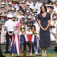 Kate Middleton con la copa de ganador de Wimbledon 2022