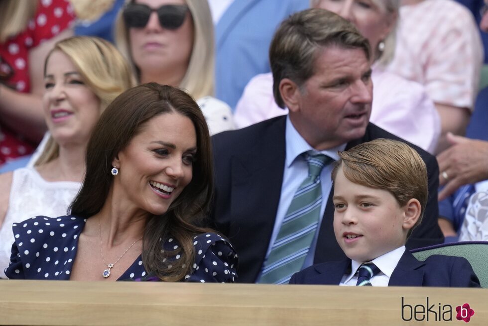 Kate Middleton sonríe al Príncipe George en la final de Wimbledon 2022