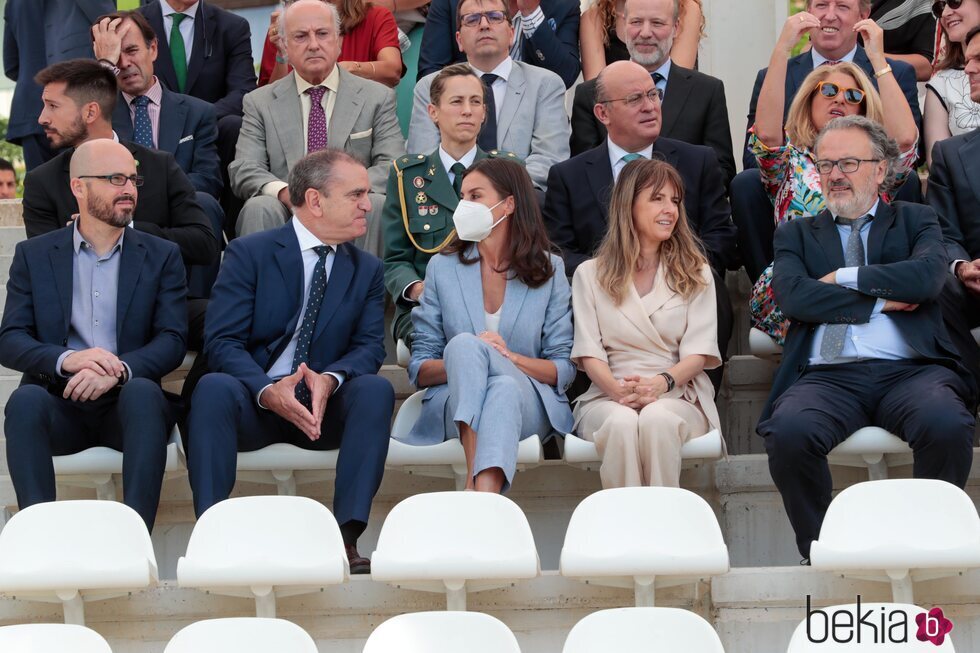 La Reina Letizia mantiene las medidas de seguridad en su primer acto oficial tras haber superado el Covid