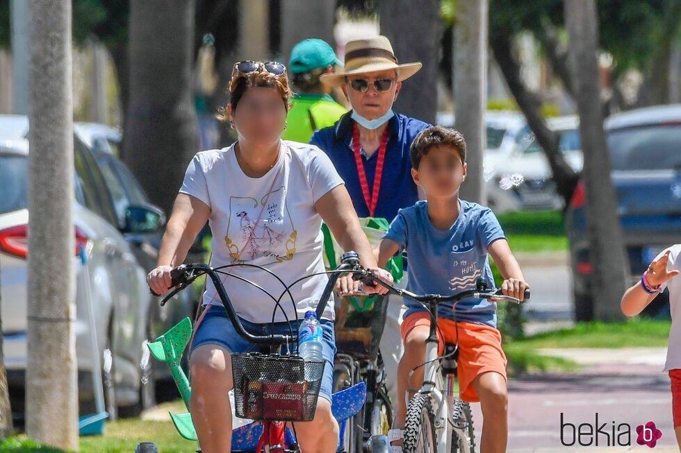 Ortega Cano paseando en bici por Costa Ballena con su hijo y Marina