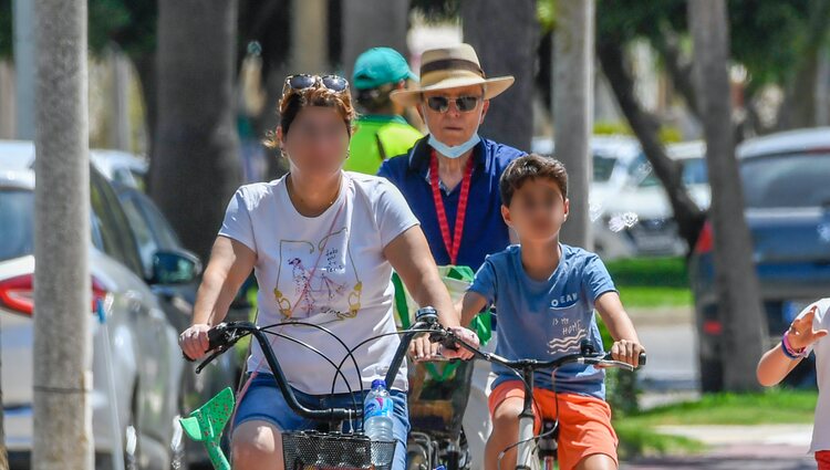 Ortega Cano paseando en bici por Costa Ballena con su hijo y Marina