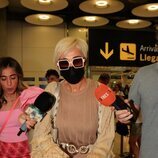 Ana María Aldón en el aeropuerto de Madrid en plena tormenta mediática
