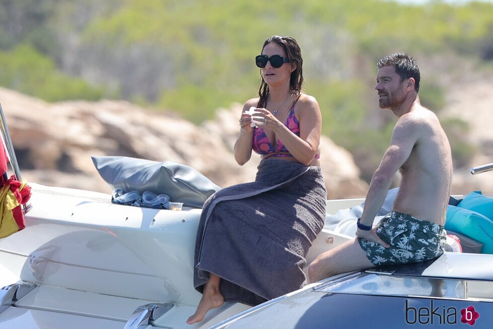 Xabi Alonso y Nagore Aranburu, de vacaciones en Ibiza