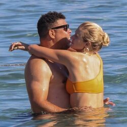 Ronaldo Nazario, en actitud cariñosa con su novia en Ibiza