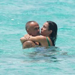 Luis Enrique, en actitud cariñosa con su mujer en Ibiza