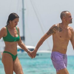 Luis Enrique, de la mano de su mujer en una playa de Ibiza