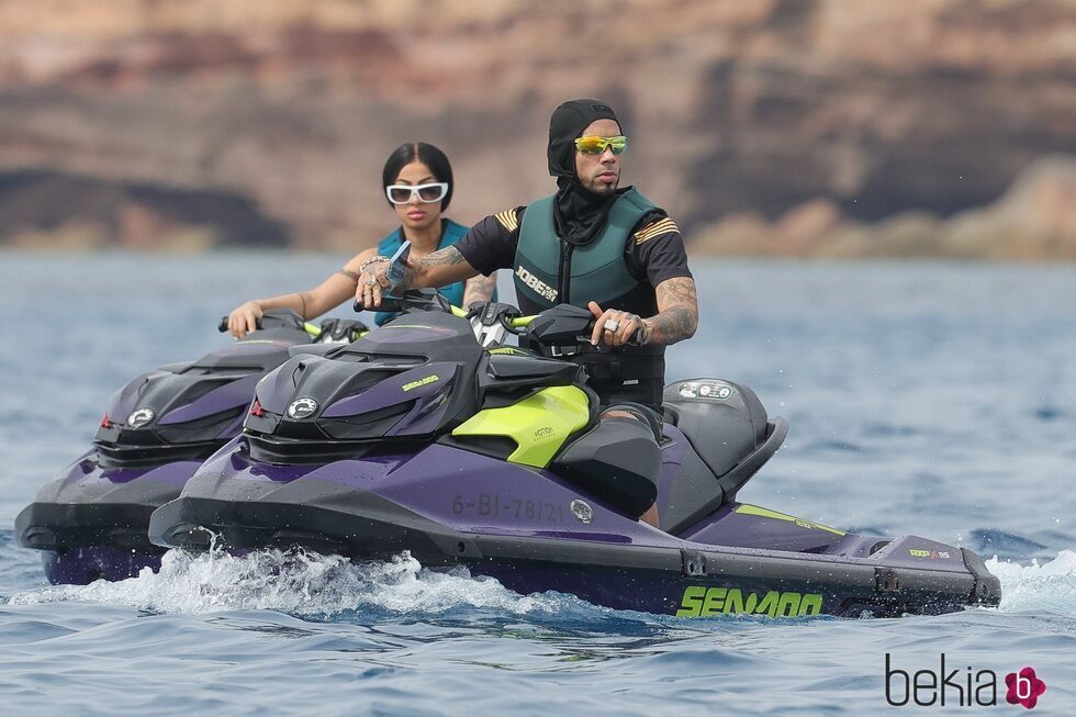 Anuel AA y su novia, disfrutando de unas motos de agua en Ibiza