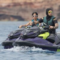 Anuel AA y su novia, disfrutando de unas motos de agua en Ibiza