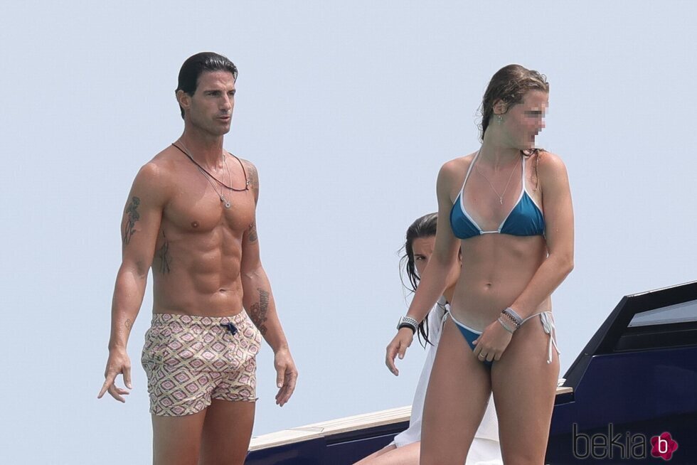 Aitor Ocio disfrutando de sus vacaciones en Ibiza con su hija