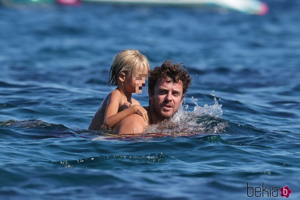 Aldo Comas con su hijo en Ibiza