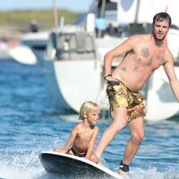 Aldo Comas, haciendo surf con su hijo en Ibiza