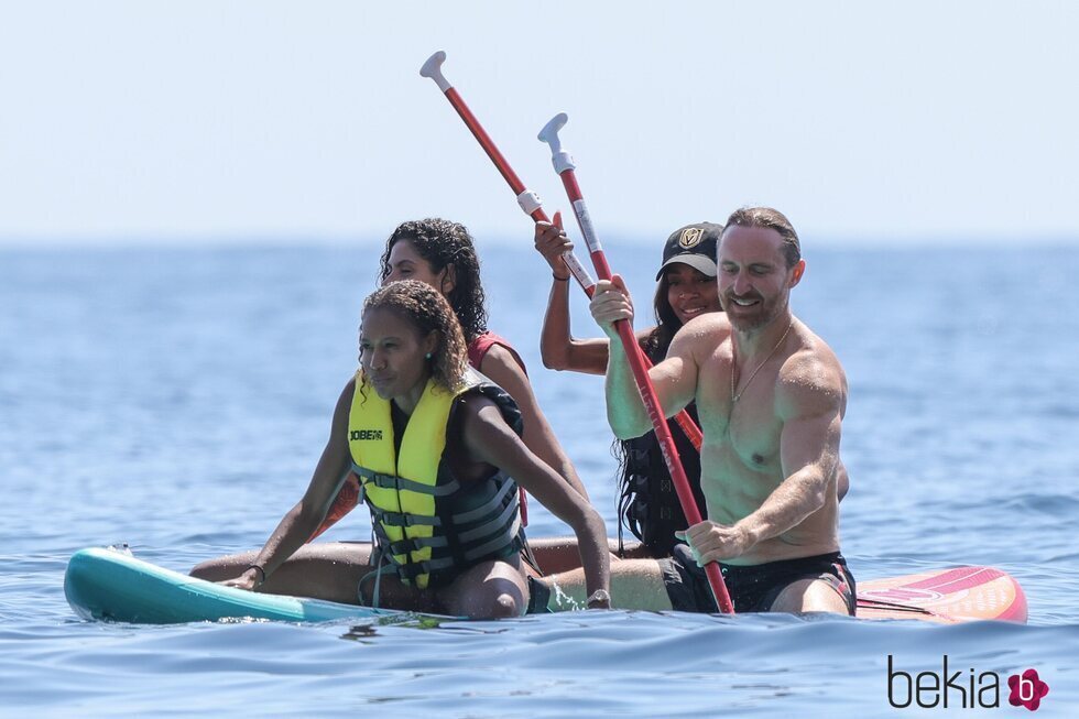 David Guetta haciendo paddle surf con algunas amigas en Ibiza