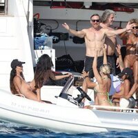 David Guetta, disfrutando de sus vacaciones de verano en Ibiza con amigos