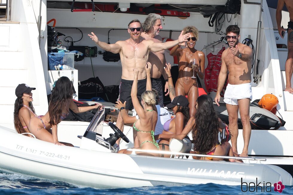 David Guetta, disfrutando de sus vacaciones de verano en Ibiza con amigos