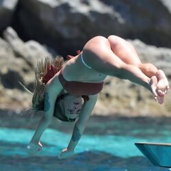 Laura Matamoros tirándose de cabeza en el mar de Ibiza