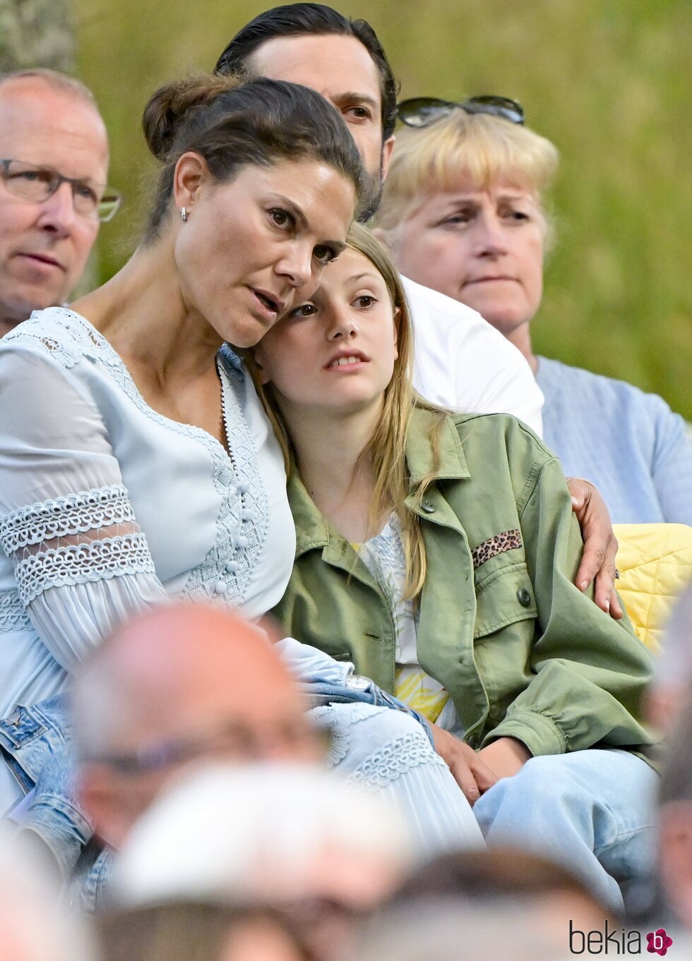 Victoria de Suecia y Estelle de Suecia abrazadas en concierto de Solliden Sessions
