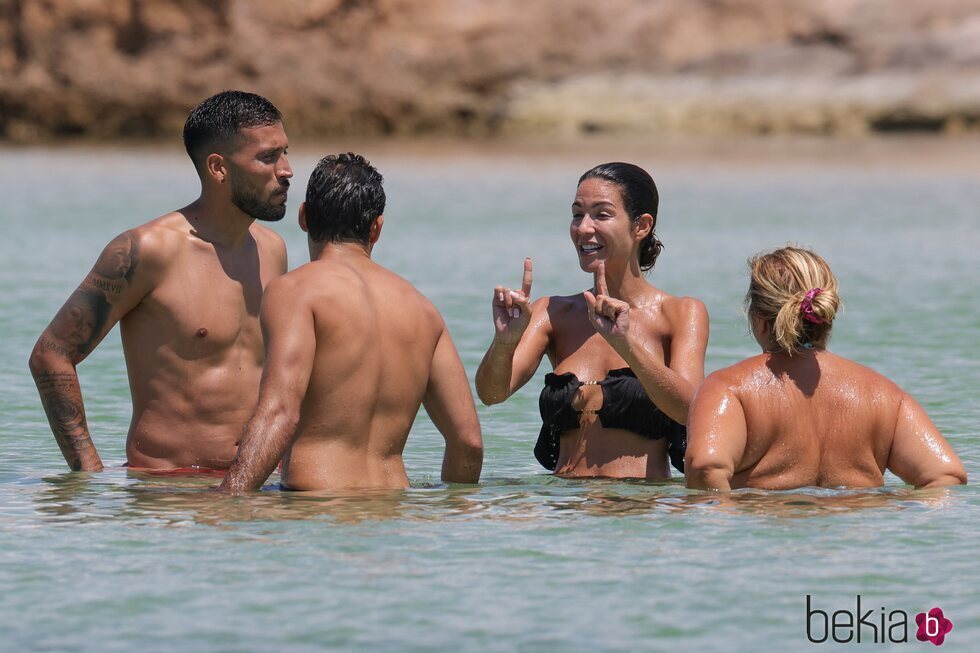 Tamara Gorro y Ezequiel Garay, con algunas amistades en Ibiza