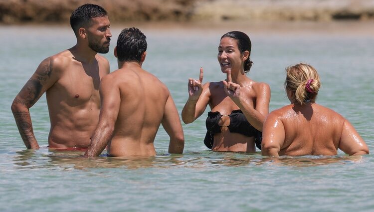 Tamara Gorro y Ezequiel Garay, con algunas amistades en Ibiza