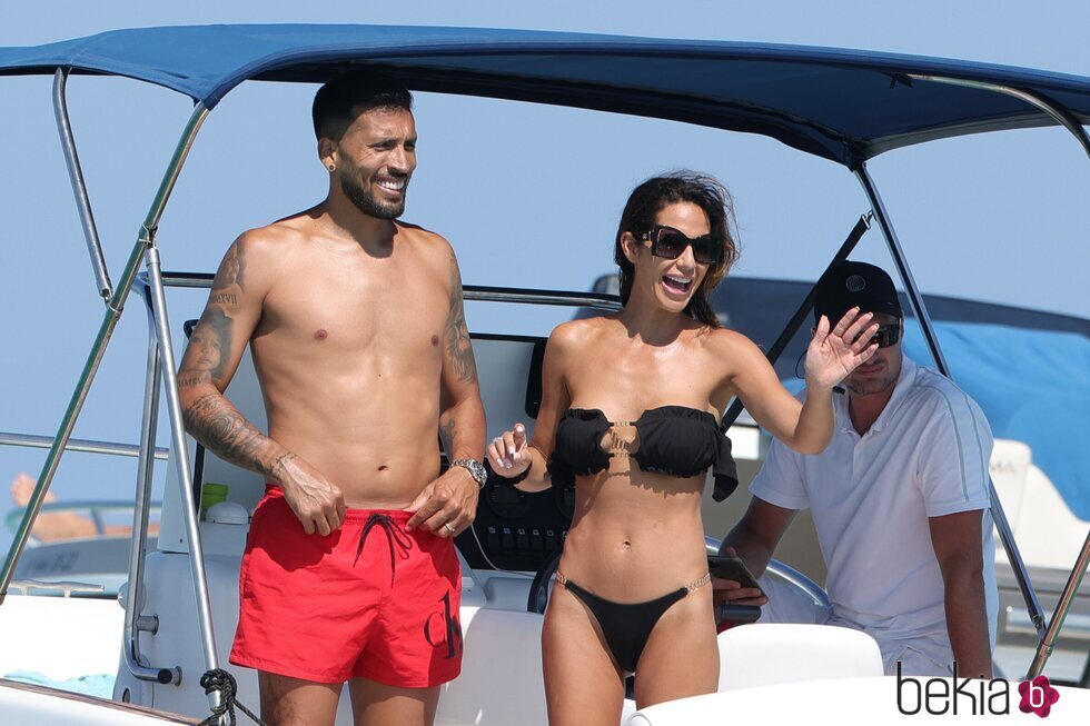 Tamara Gorro y Ezequiel Garay, en un barco en Ibiza