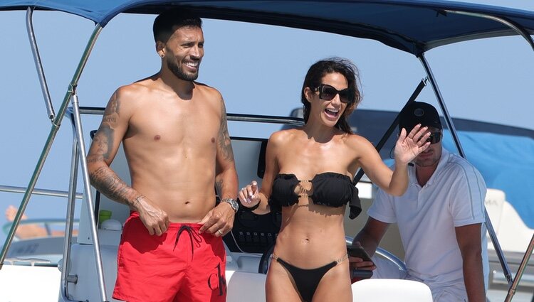 Tamara Gorro y Ezequiel Garay, en un barco en Ibiza