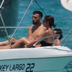 Tamara Gorro y Ezequiel Garay dando un paseo en un barco en Ibiza