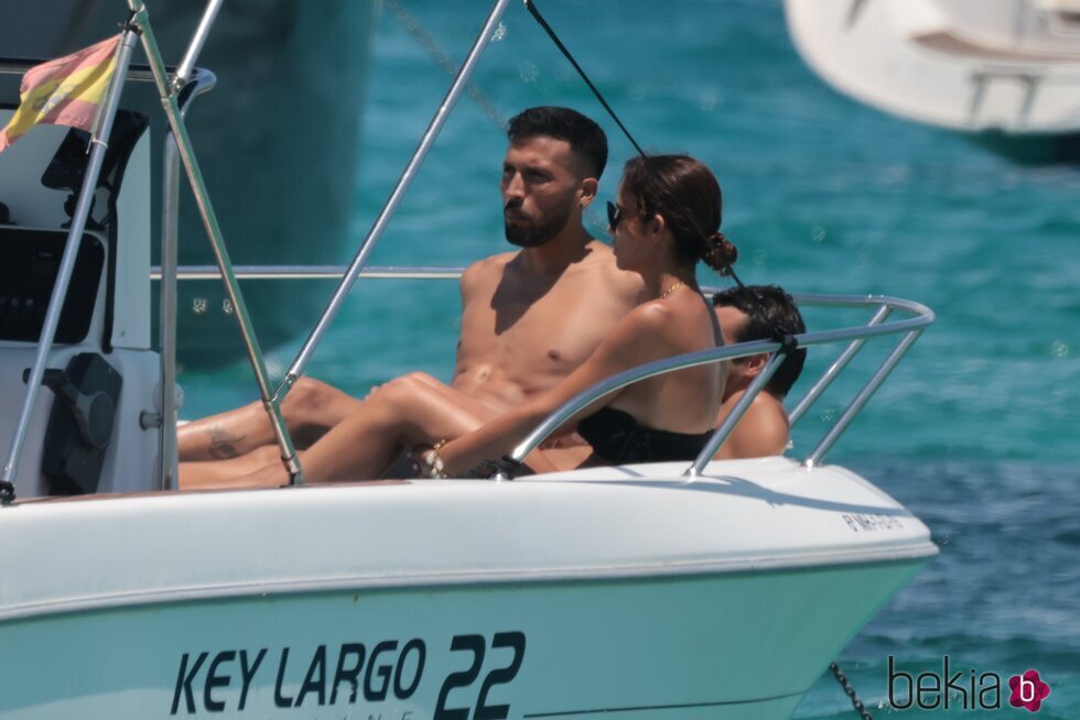 Tamara Gorro y Ezequiel Garay dando un paseo en un barco en Ibiza