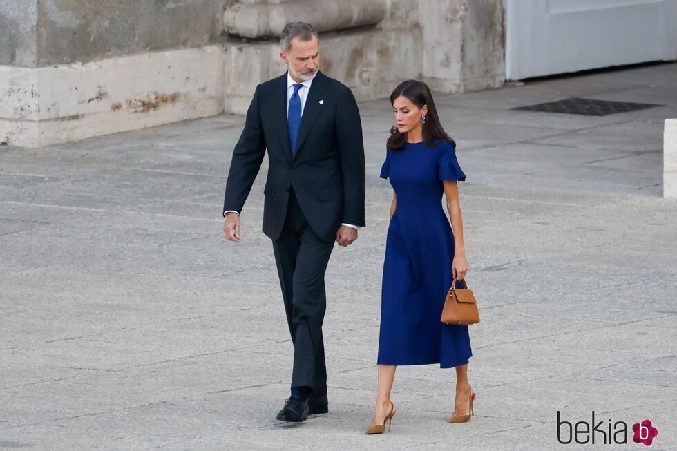 El Rey Felipe mira a la Reina Letizia a su llegada al acto de homenaje a las víctimas de la covid-19 'Un aplauso para el recuerdo'