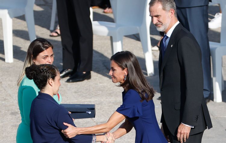 Los Reyes Felipe y Letizia con dos familiares de una víctima de la pandemia en el acto de homenaje a las víctimas de la covid-19 'Un aplauso para el recue