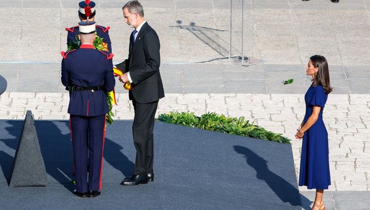 Los Reyes Felipe y Letizia en la ofrenda floral en el acto de homenaje a las víctimas de la covid-19 'Un aplauso para el recuerdo'