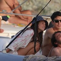 María Pedraza y Álex González haciéndose una foto con un amigo en Ibiza