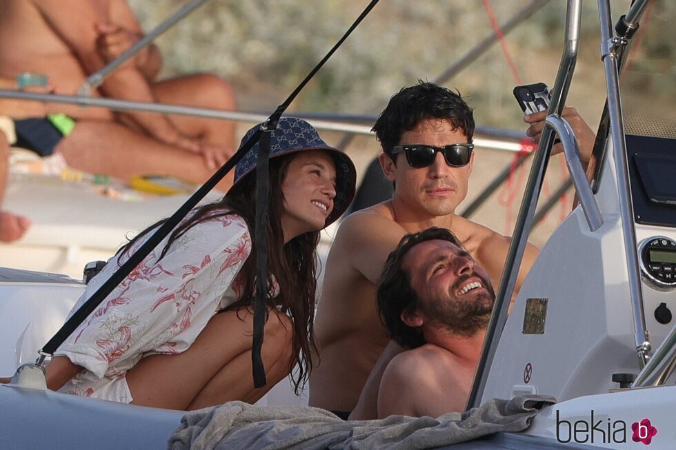 María Pedraza y Álex González haciéndose una foto con un amigo en Ibiza