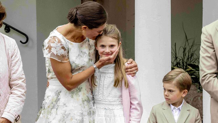 Victoria de Suecia, muy cariñosa con Estelle de Suecia en presencia de Oscar de Suecia en su 45 cumpleaños