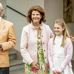 Carlos Gustavo y Silvia de Suecia y Estelle de Suecia en el 45 cumpleaños de Victoria de Suecia